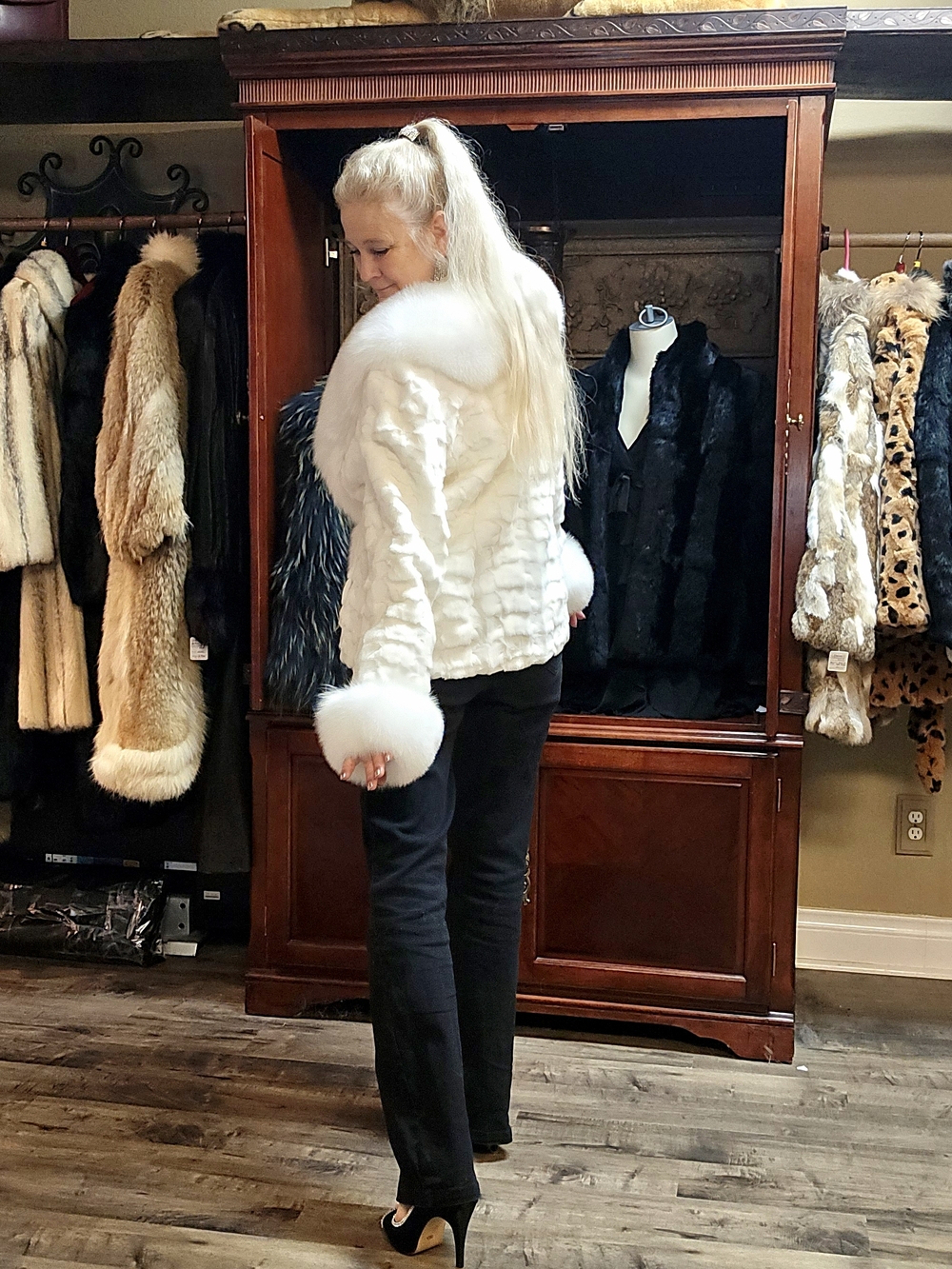 NWT Gorgeous White Mink Fur Coat with White Fox Trim sz M-L - Picture 9 of 17